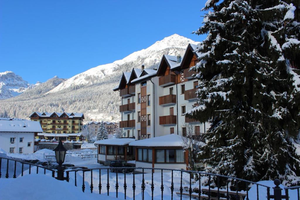 Hotel Rosa Alpina Андало Екстериор снимка